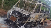 Ônibus escolar pega fogo no Paraná e motorista e criança escapam pela janela