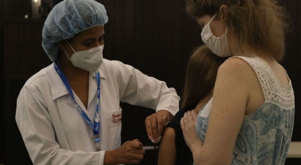 Média móvel de óbitos caiu 60,4% desde o pico da Ômicron, diz Saúde