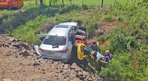 Família fica ferida após saída de pista e queda em barranco na BR-163