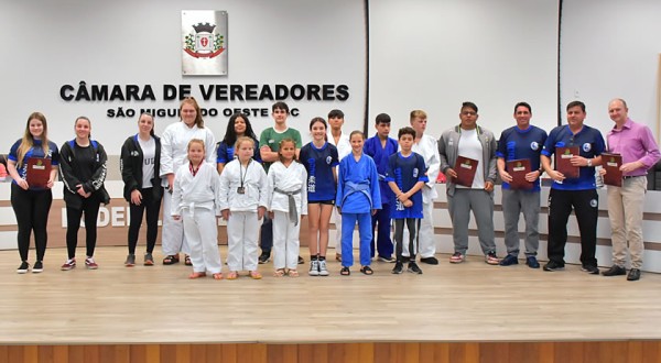 Associação de Judô do Extremo-Oeste recebe homenagem da Câmara por resultados conquistados