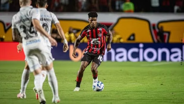 Grêmio sai na frente, mas Vitória busca empate em jogo com gols de bola parada