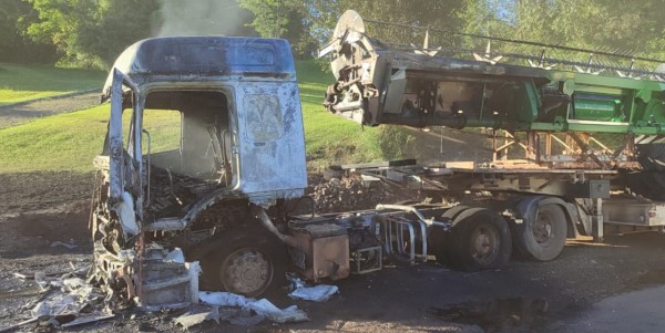 Incêndio atinge carreta cegonheira na BR-282 e mobiliza bombeiros