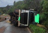 Carreta tomba sobre a pista e motorista é socorrido com ferimentos