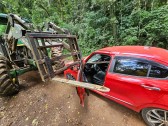 Empilhadeira atinge automóvel e fere gestante no Oeste