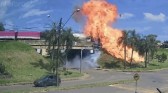 Caminhões com produtos inflamáveis ​​explodem após colisão frontal