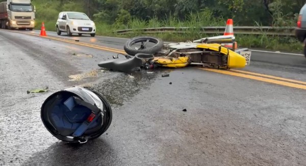 Motociclista morre em colisão entre moto e caminhão