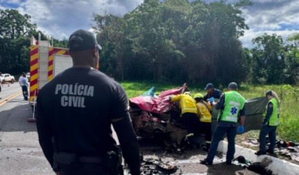 Homem morre em colisão frontal entre carro e carreta na BR-282