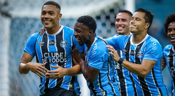Com hat-trick de Carlos Vinícius, Grêmio goleia o Botafogo na Arena