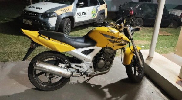 Homem embriagado comete vários delitos, desacata policiais e quebra viatura