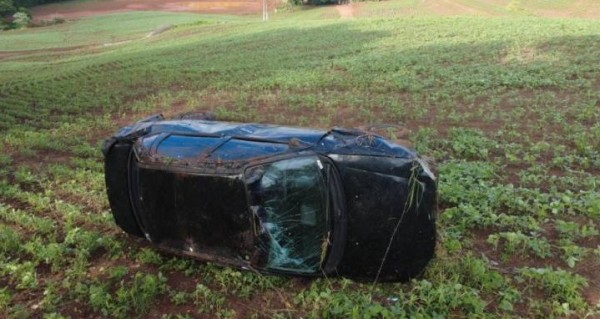 Mãe e filho escapam sem ferimentos graves após capotamento na PR-493 em Verê