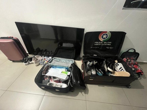 Televisor, roupas, tênis e malas são recuperados próximo à aduana após suspeito fugir para a Argentina