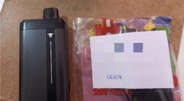Alunos são flagrados com cigarros eletrônicos em escola e caso vai parar na Polícia Militar