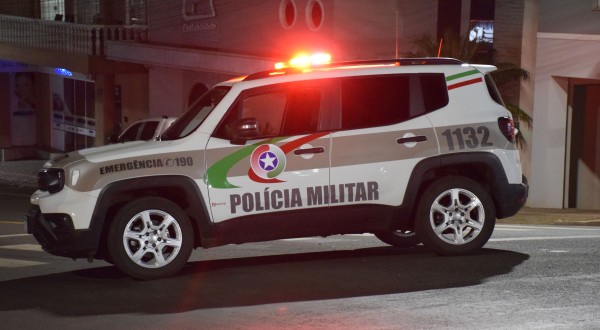 Homem é rendido por assaltante armado e tem caminhonete levada para a Argentina