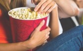 Cinemas estão proibidos de barrar pipoca e refrigerante comprados fora do local em SC
