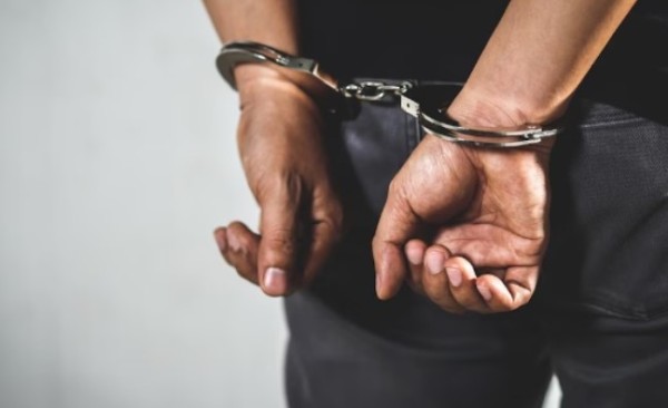 Homem com mandado de prisão é capturado após denúncia anônima