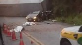 Contêiner se solta de carreta e cai sobre veículo de passeio matando duas pessoas