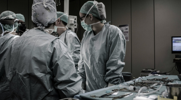 Metade dos profissionais de enfermagem diz que já sofreu agressão no local de trabalho