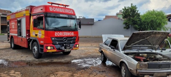 Carro pega fogo no centro e mobiliza Bombeiros