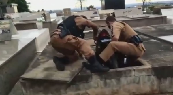 Moto roubada é encontrada dentro de túmulo em cemitério de cidade paranaense
