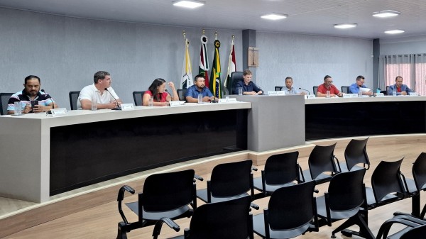 Vereadores aprovam três projetos e discutem problemas que afetam a população