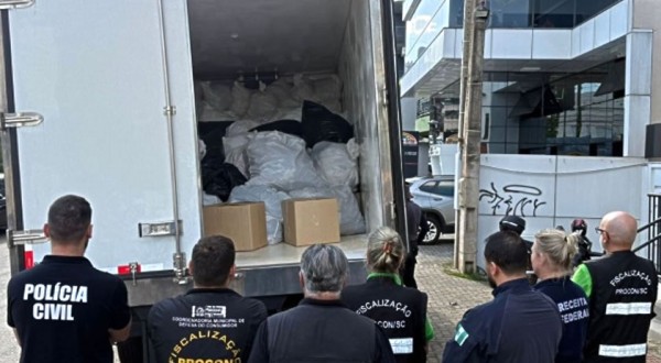 Nike, Adidas e outras marcas: R$ 1,2 milhão em produtos falsificados apreendidos no Oeste de SC