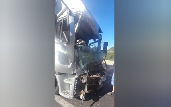 Homem de 64 anos fica ferido após colisão entre caminhões na BR-277