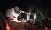 Carro com placas de São Miguel do Oeste sai da pista e capota na BR-163