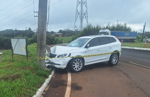 Motorista sai ileso após colidir carro contra poste