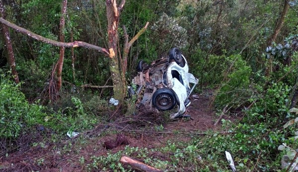 Três morrem após carro derrapar em óleo na pista e bater contra outro na BR-282