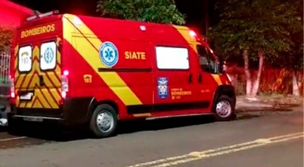Duas jovens sofrem ferimentos em colisão entre carro e motocicleta