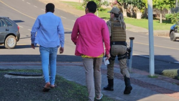 Ciganos suspeitos de estelionato são presos ao tentarem trocar cheque de R$ 15 mil