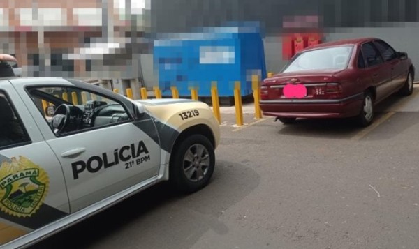 Carro furtado é localizado em estacionamento de supermercado
