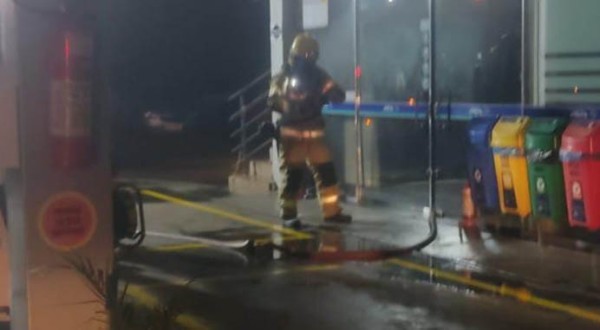 Princípio de incêndio em conveniência de posto mobiliza bombeiros no centro