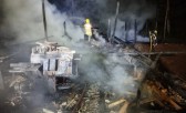 Bombeiros usam 25 mil litros de água para combater incêndio em madeireira