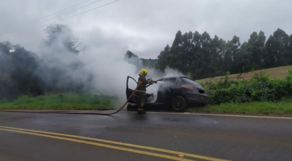 Incêndio em veículo mobiliza Corpo de Bombeiros no Oeste de SC