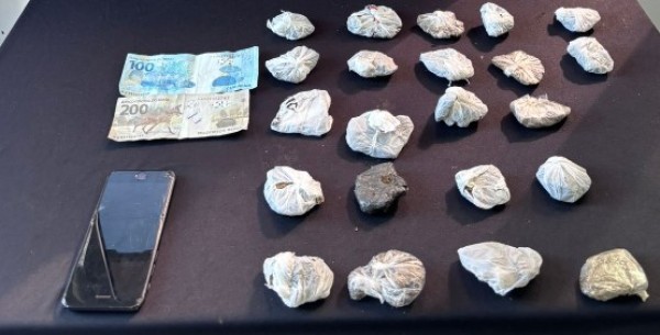 Tráfico de drogas e corrupção de menor levam dois à delegacia