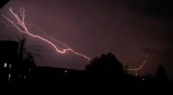 Homem flagra momento em que raio corta o céu durante tempestade