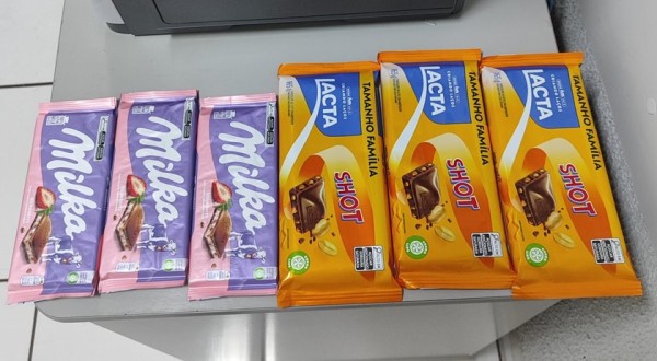 Homem é preso após furtar barras de chocolate em supermercado