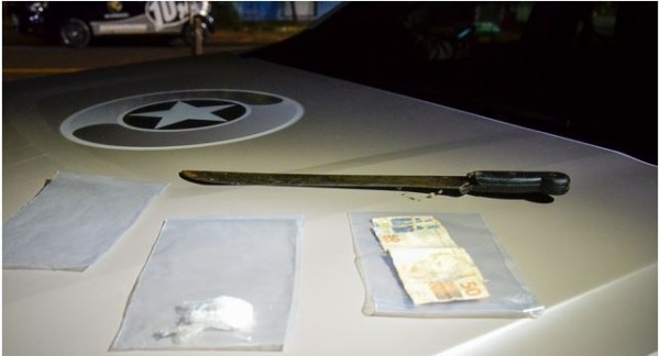 Homem sob efeito de drogas ameaça crianças com facão e é preso pela PM em São Miguel do Oeste