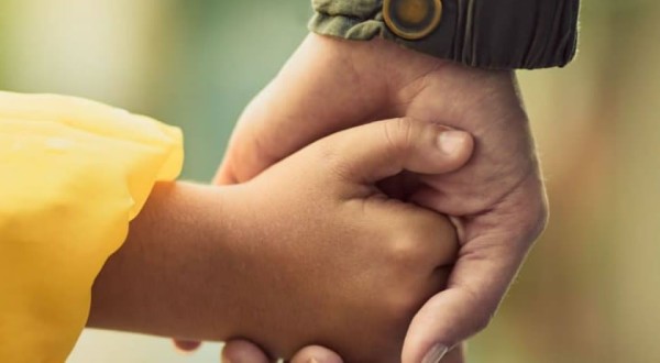 “Educação não exige perfeição”: Débora Garofalo orienta pais sobre como apoiar os filhos