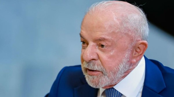 A pouco mais de duas semanas das eleições, Lula anuncia aumento de 15% no Bolsa Família e eleva valor mínimo para R$ 691