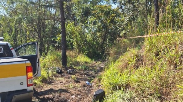 Capacete caído em rodovia faz motociclistas descobrirem acidente com morte em SC