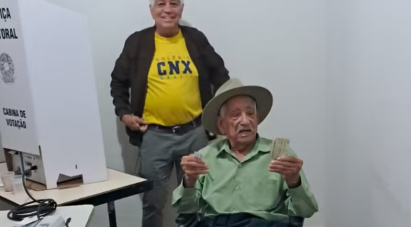 Aos 107 anos, mineiro viaja 70 km para votar e deixa recado às novas gerações