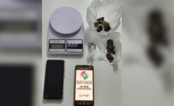 Jovem é preso após oferecer maconha a policiais durante abordagem em SC