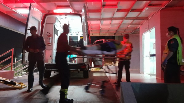 Motociclista fica ferido em colisão no centro