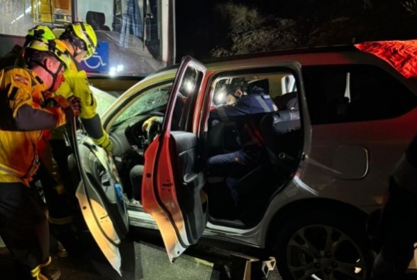 Colisão frontal entre carro e ônibus em Chapecó deixa 6 feridos