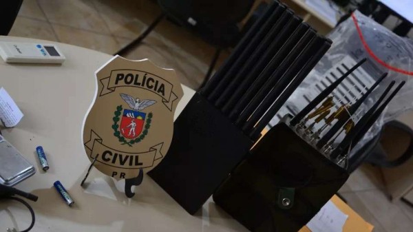 Armas, bloqueadores de sinal e maconha são apreendidas
