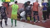 Lâmpada cai na cabeça de jogador da Chape em partida do Catarinense de Futsal