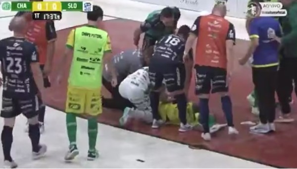 Lâmpada cai na cabeça de jogador da Chape em partida do Catarinense de Futsal