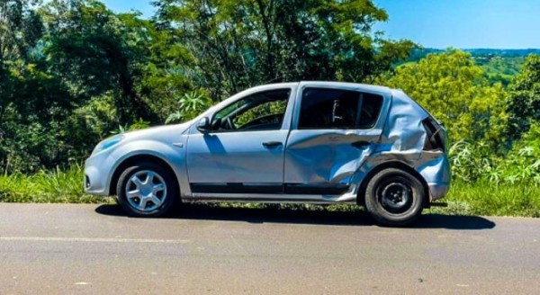 Colisão transversal envolvendo caminhão e carro é registrada na BR-282 em São Miguel do Oeste